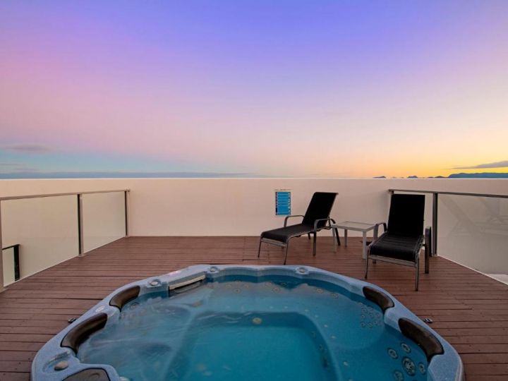 Luxury Broadbeach Penthouse with Private Rooftop Spa Sierra Grand Apartment, Gold Coast - imaginea 2