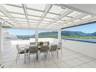Belle Escapes - Luxury Cairns Penthouse with Ocean Views 