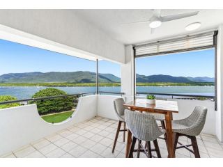 Belle Escapes - Luxury Cairns Penthouse with Ocean Views 