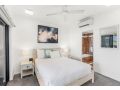 Belle Escapes - Luxury Cairns Penthouse with Ocean Views "903" Apartment, Cairns - thumb 11