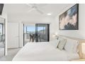 Belle Escapes - Luxury Cairns Penthouse with Ocean Views "903" Apartment, Cairns - thumb 12