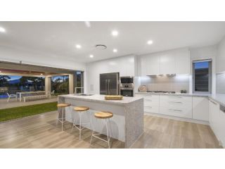Luxury Canal Front Holiday House Guest house, Banksia Beach - 4
