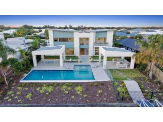 Luxury Canal Front Holiday House Guest house, Banksia Beach - 2