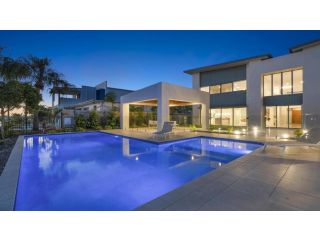 Luxury Canal Front Holiday House Guest house, Banksia Beach - 3