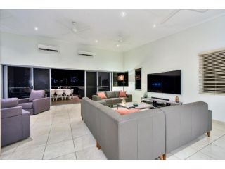 Luxury Darwin City Lights Jacuzzi Central Location Large House New Furnishings Guest house, Darwin - 5