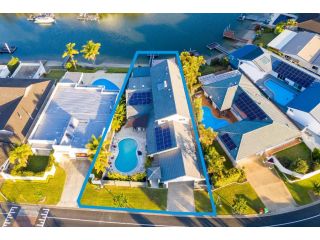 EscHouse - The ultimate 5br waterfront holiday house in the heart of the Gold Coast Guest house, Gold Coast - 1