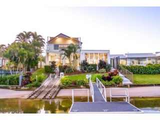 EscHouse - The ultimate 5br waterfront holiday house in the heart of the Gold Coast Guest house, Gold Coast - 2