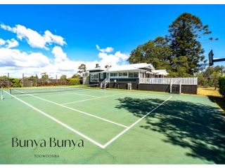 Bunya Bunya Luxury Estate Toowoomba set over 2 acres with Tennis Court Guest house, Toowoomba - 1