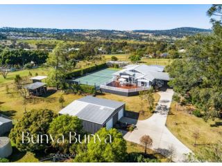 Bunya Bunya Luxury Estate Toowoomba set over 2 acres with Tennis Court Guest house, Toowoomba - 2