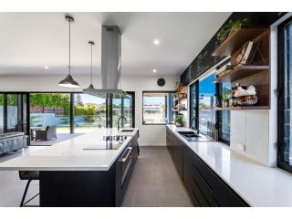 Luxury Family Friendly Home in Surfers Paradise Guest house, Gold Coast - 3