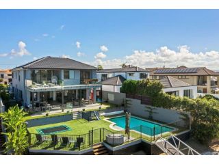 Luxury Family Friendly Home in Surfers Paradise Guest house, Gold Coast - 2