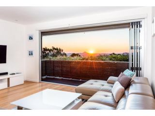 Luxury Family Home, Sunset Views - Heated Pool Guest house, Noosa Heads - 2