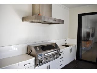 Luxury family home with pool 3 minutes from CBD Apartment, Victoria - 1