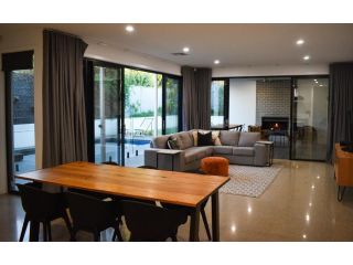 Luxury family home with pool 3 minutes from CBD Apartment, Victoria - 4