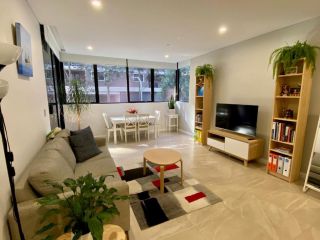 Luxury Holiday Apartment with Indoor Pool, Spa, Sauna, Gym, Netflix, Free Private Parking Apartment, Sydney - 2