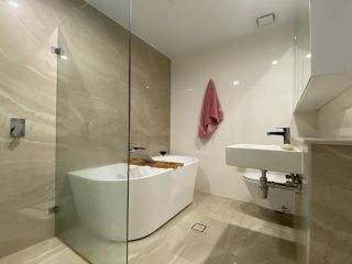Luxury Holiday Apartment with Indoor Pool, Spa, Sauna, Gym, Netflix, Free Private Parking Apartment, Sydney - 3