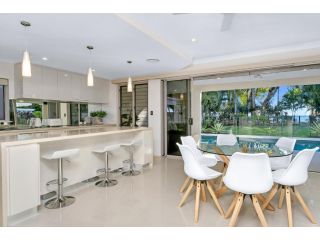 Belle Escapes - Luxury Beachfront Living Guest house, Queensland - 4