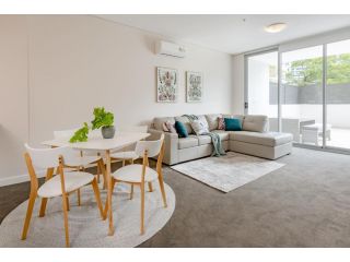 Luxury Modern 2BR Apartment with Fast WIFI and Balcony Apartment, Bankstown - 4