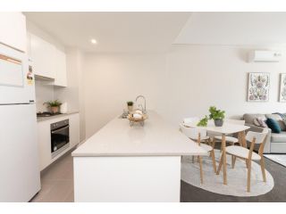 Luxury Modern 2BR Apartment with Fast WIFI and Balcony Apartment, Bankstown - 3