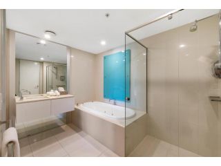 Iconic Q Resort Ocean View Apartment, Gold Coast - 3