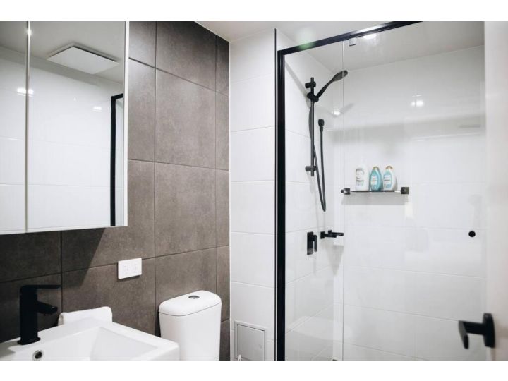 Resort Style 3 Bed 2 Bath, 200m from Beach Apartment, Buddina - imaginea 10