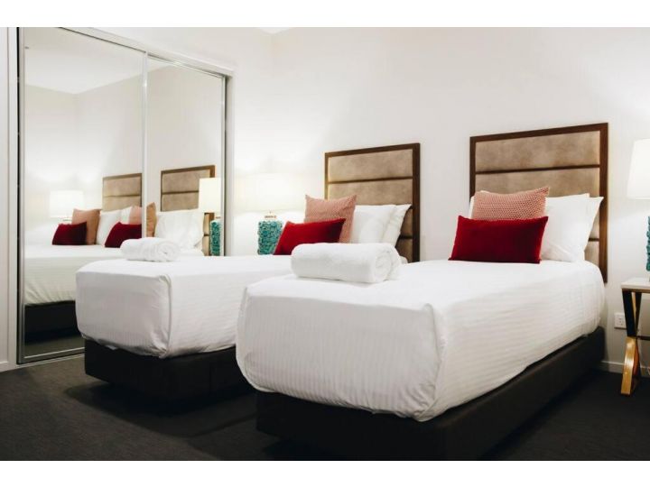 Resort Style 3 Bed 2 Bath, 200m from Beach Apartment, Buddina - imaginea 8