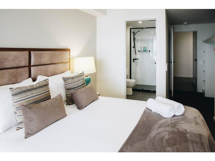 Resort Style 3 Bed 2 Bath, 200m from Beach Apartment, Buddina - imaginea 12