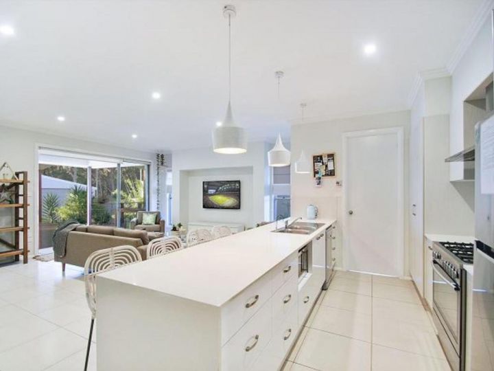 Luxury Spacious Entertaining Areas and Close to Hyams Beach Guest house, Erowal Bay - imaginea 3