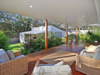Luxury Spacious Entertaining Areas and Close to Hyams Beach Guest house, Erowal Bay - 2
