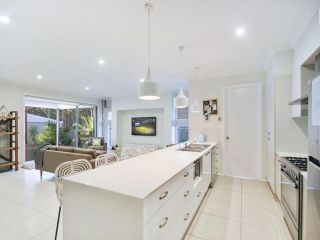 Luxury Spacious Entertaining Areas and Close to Hyams Beach Guest house, Erowal Bay - 3
