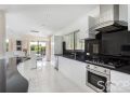 LUXURY VILLA W POOL & SPAS Guest house, Coogee - thumb 17