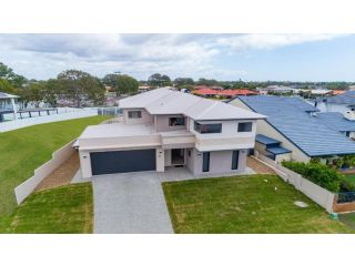 Luxury Waterfront Family Entertainer on Dolphin Guest house, Bongaree - 5