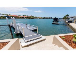 Luxury Waterfront Family Entertainer on Dolphin Guest house, Bongaree - 1