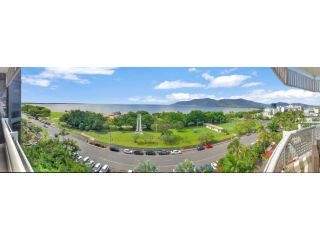 Luxury waterfront sea view apartment Apartment, Cairns - 2