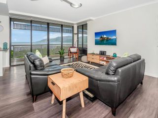 Luxury waterfront sea view apartment Apartment, Cairns - 1