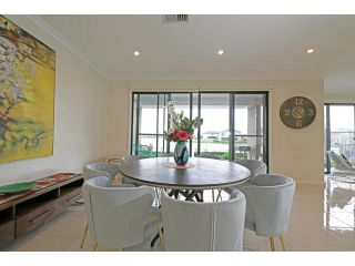 Luxury Waterfront Villa BBQ Cafe WiFi Great Views 5BRM Guest house, Point Cook - 3