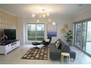 Luxury Waterfront Villa in Sanctuary Lakes Villa, Point Cook - 1