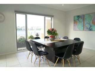 Luxury Waterfront Villa in Sanctuary Lakes Villa, Point Cook - 5