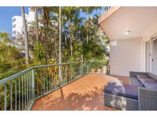 MadeComfy Beachside Getaway with Lush Balcony Apartment, Gold Coast - 3