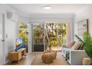 MadeComfy Beachside Getaway with Lush Balcony Apartment, Gold Coast - 2