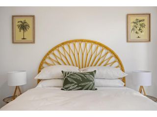 MadeComfy Beachside Getaway with Lush Balcony Apartment, Gold Coast - 5