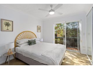 MadeComfy Beachside Getaway with Lush Balcony Apartment, Gold Coast - 1