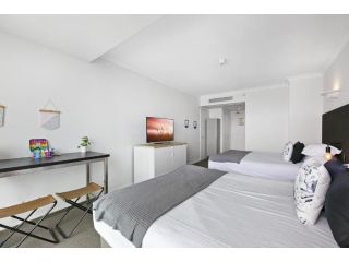 Studio with Resort Facilities in Prime Location Apartment, Gold Coast - 3