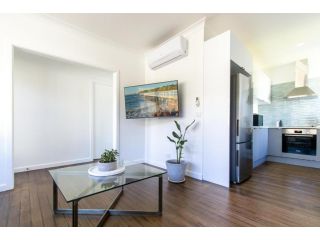 MadeComfy Modern Beach Shack in Great Location Apartment, Rosebud - 4