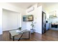 MadeComfy Modern Beach Shack in Great Location Apartment, Rosebud - thumb 4