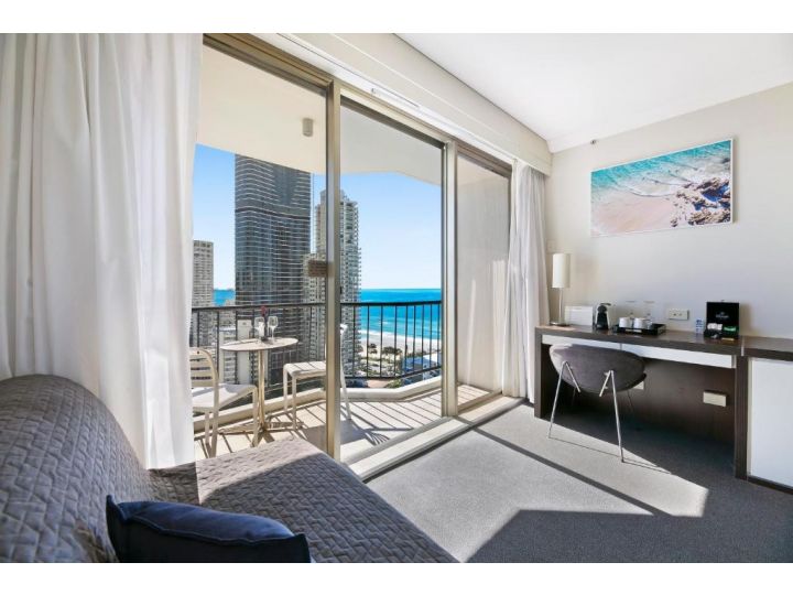 Beachside Studio with Ocean and city views Apartment, Gold Coast - imaginea 8