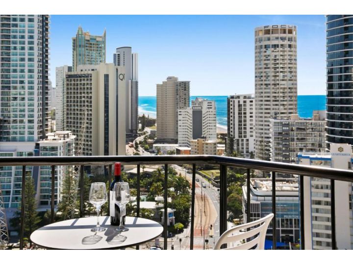 Beachside Studio with Ocean and city views Apartment, Gold Coast - imaginea 12