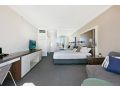 Beachside Studio with Ocean and city views Apartment, Gold Coast - thumb 7