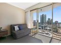 Beachside Studio with Ocean and city views Apartment, Gold Coast - thumb 10