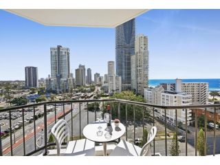 Beachside Studio Apartment with Ocean & City views Apartment, Gold Coast - 5